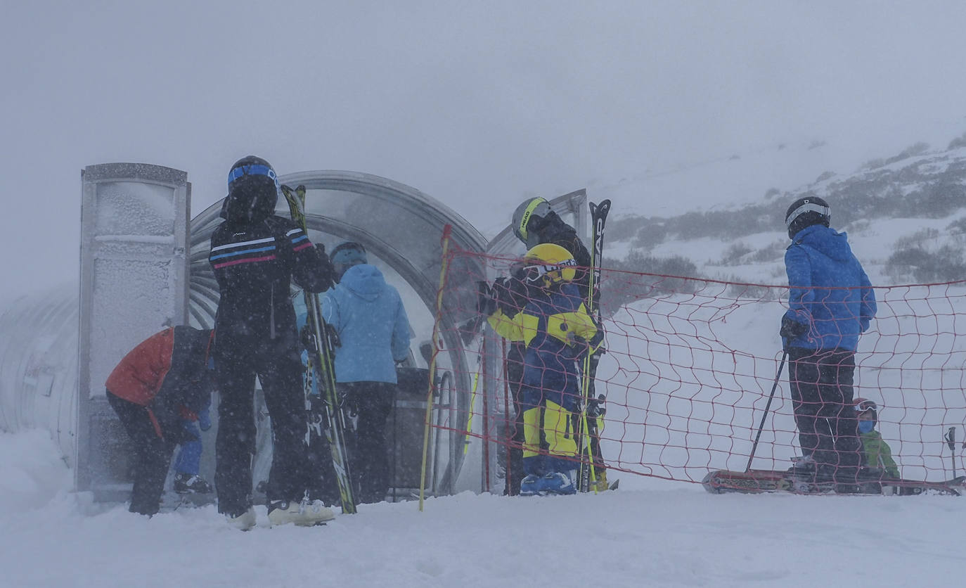 La estación de esquí Alto Campoo ha inaugurado hoy la temporada 2020/21 con 15 kilómetros esquiables y un aforo de mil usuarios.