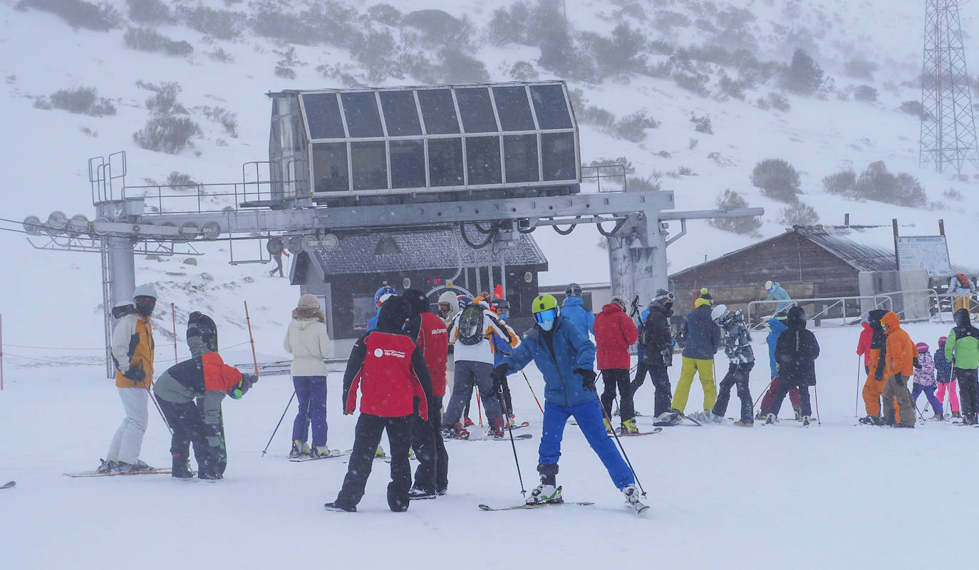 La estación de esquí Alto Campoo ha inaugurado hoy la temporada 2020/21 con 15 kilómetros esquiables y un aforo de mil usuarios.