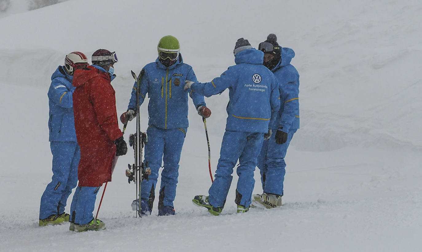 La estación de esquí Alto Campoo ha inaugurado hoy la temporada 2020/21 con 15 kilómetros esquiables y un aforo de mil usuarios.