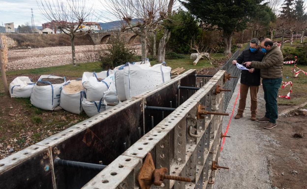 El alcalde y el concejal de Obras revisan los trabajos de construcción del nuevo muro para hacer frente a las riadas del Híjar