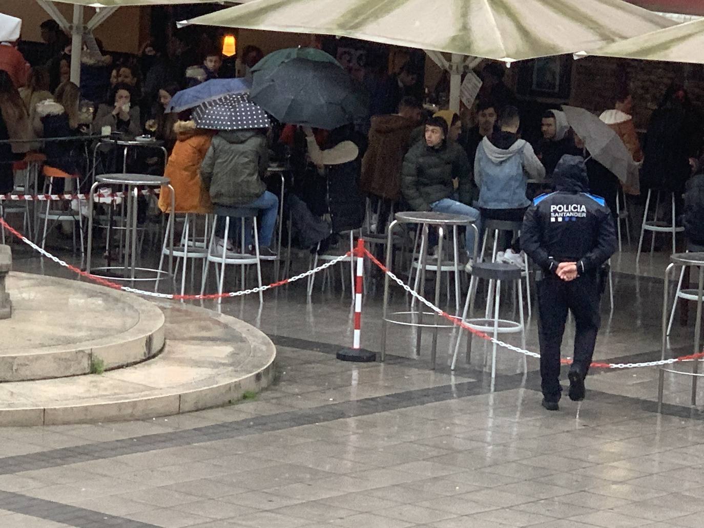 A pesar de la lluvia algunas terrazas se llenaron en Santander, en una jornada tranquila