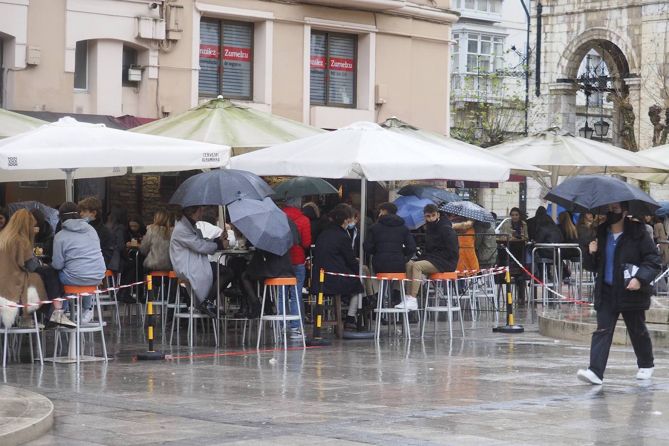 A pesar de la lluvia algunas terrazas se llenaron en Santander, en una jornada tranquila