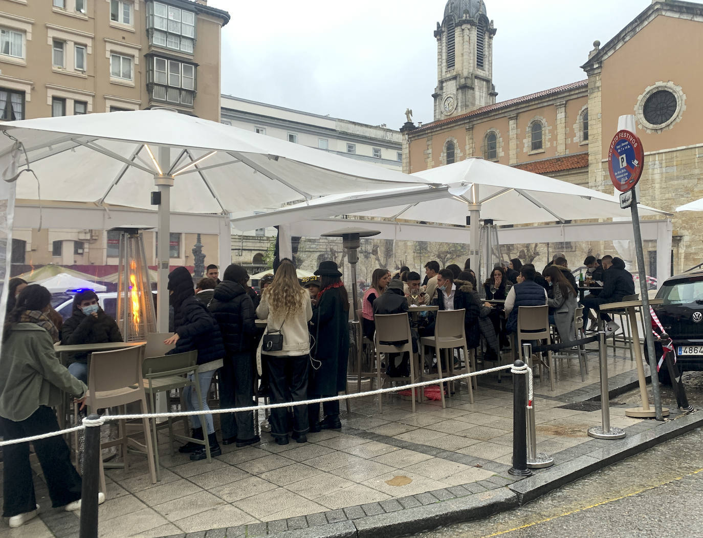 Durante la tarde de Nochevieja, la plaza de Cañadío se llenó de sombrillas y de gente que quería despedir el año