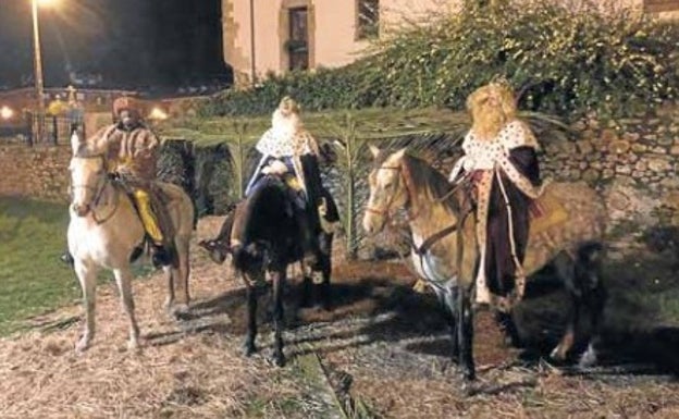 Sus Majestades en la cabalgata del año pasado en Guriezo.