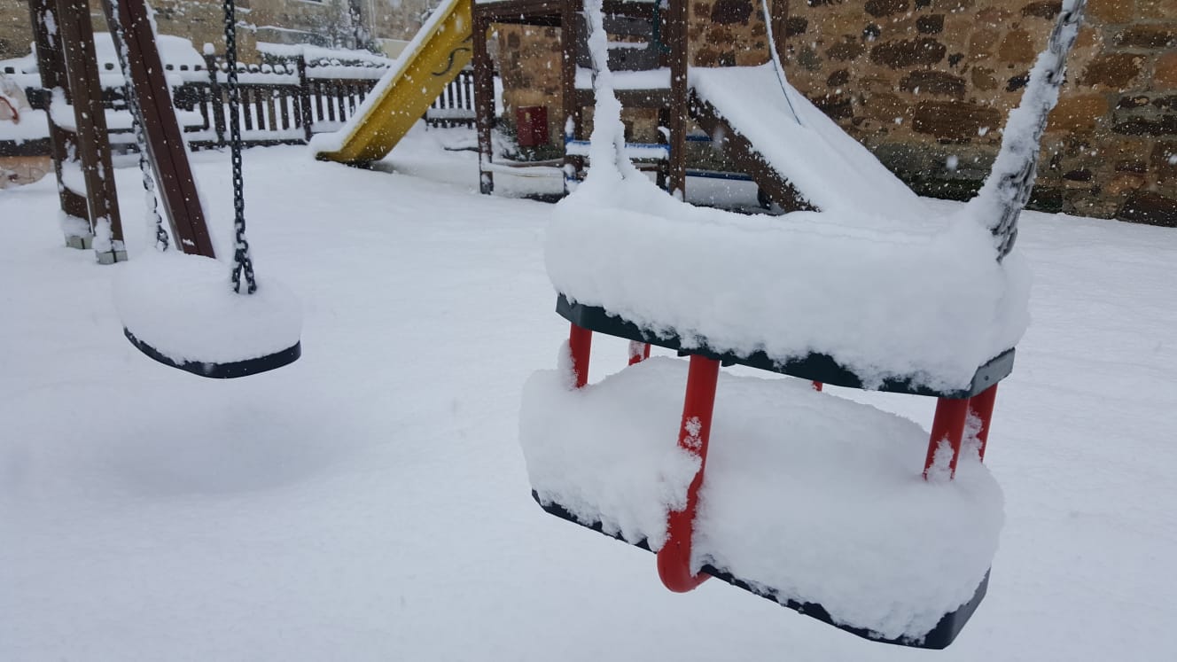 Un parque infantil en Valderredible.