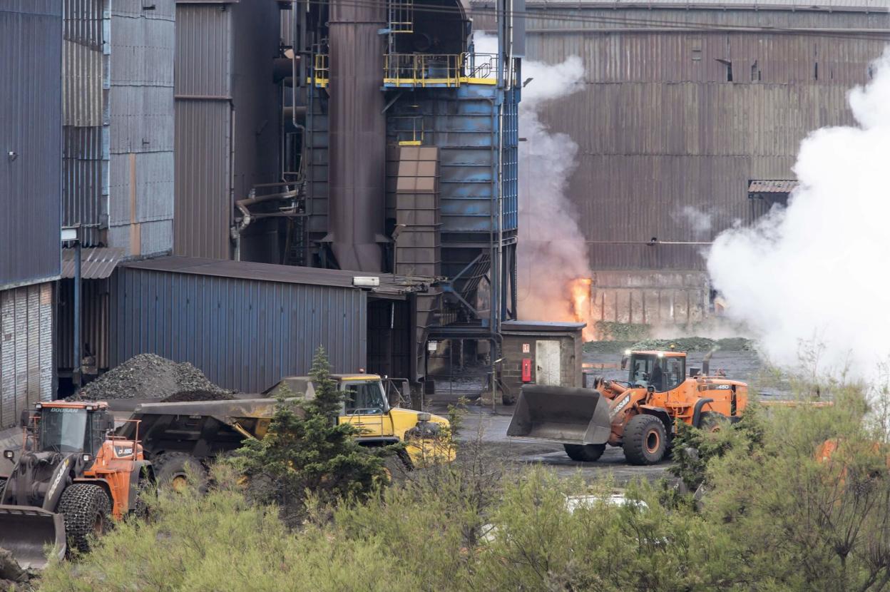 Recinto de Ferroatlántica en Boo de Guarnizo el 30 de marzo de 2020, cuando la 'hibernación económica' por el covid obligó a parar o reducir producción a la gran industria. ROBERTO RUIZ