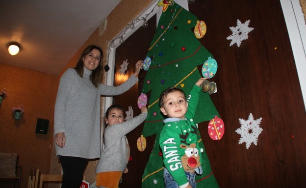 Los niños colocan las bolas que han creado junto a su madre 