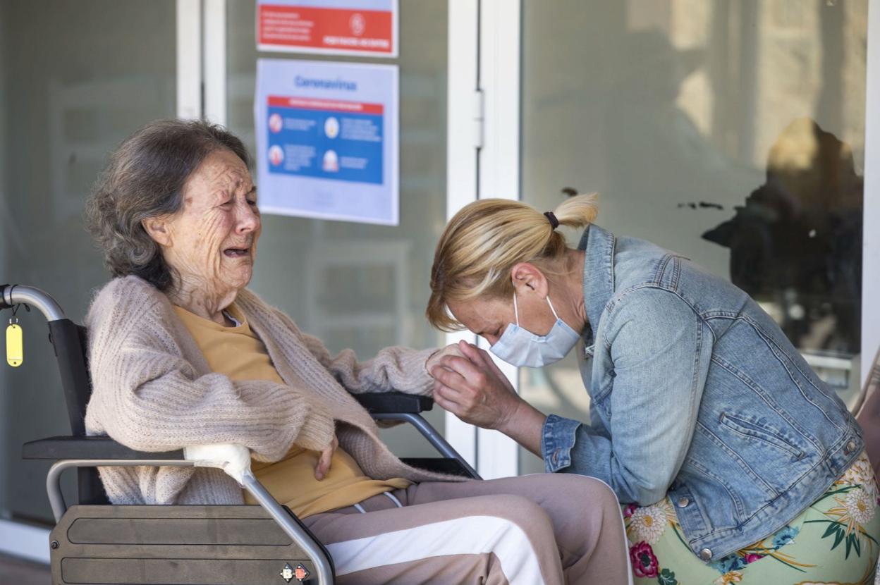 Reencuentro entre madre e hija en la residencia. 