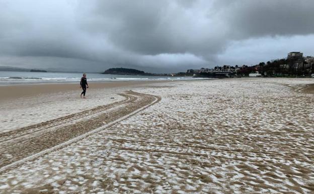 Imagen. Un 'sueño' de nieve en la playa de El Sardinero.