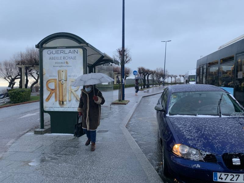 Las granizadas matinales de este lunes han teñido de blanco las playas de El Sardinero.