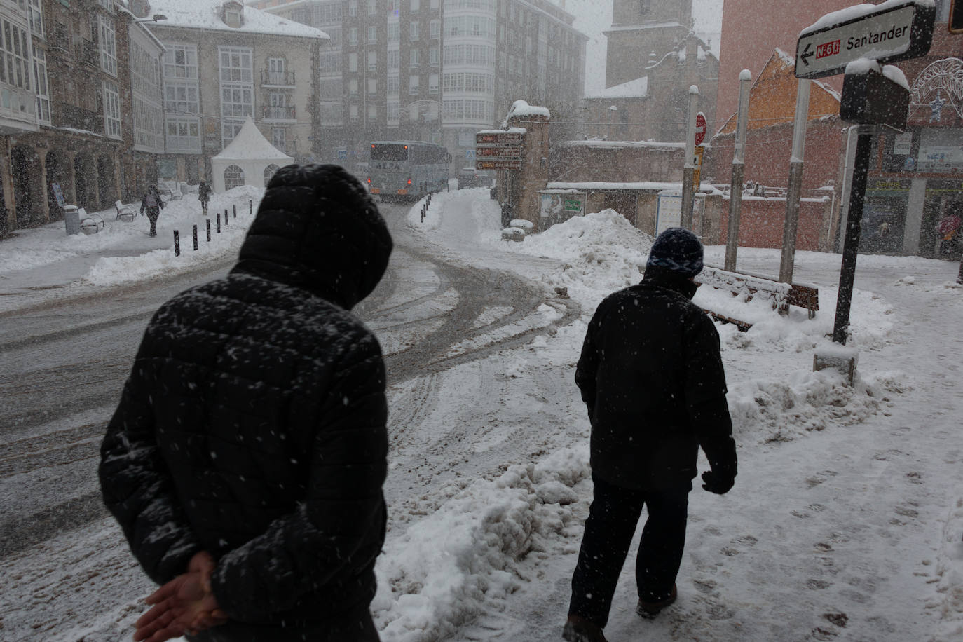 La nieve cae intensamente en la capital campurriana, con una acumulación de cinco centímetros en pocas horas. En algunas calles de Reinosa cubre hasta la rodilla.