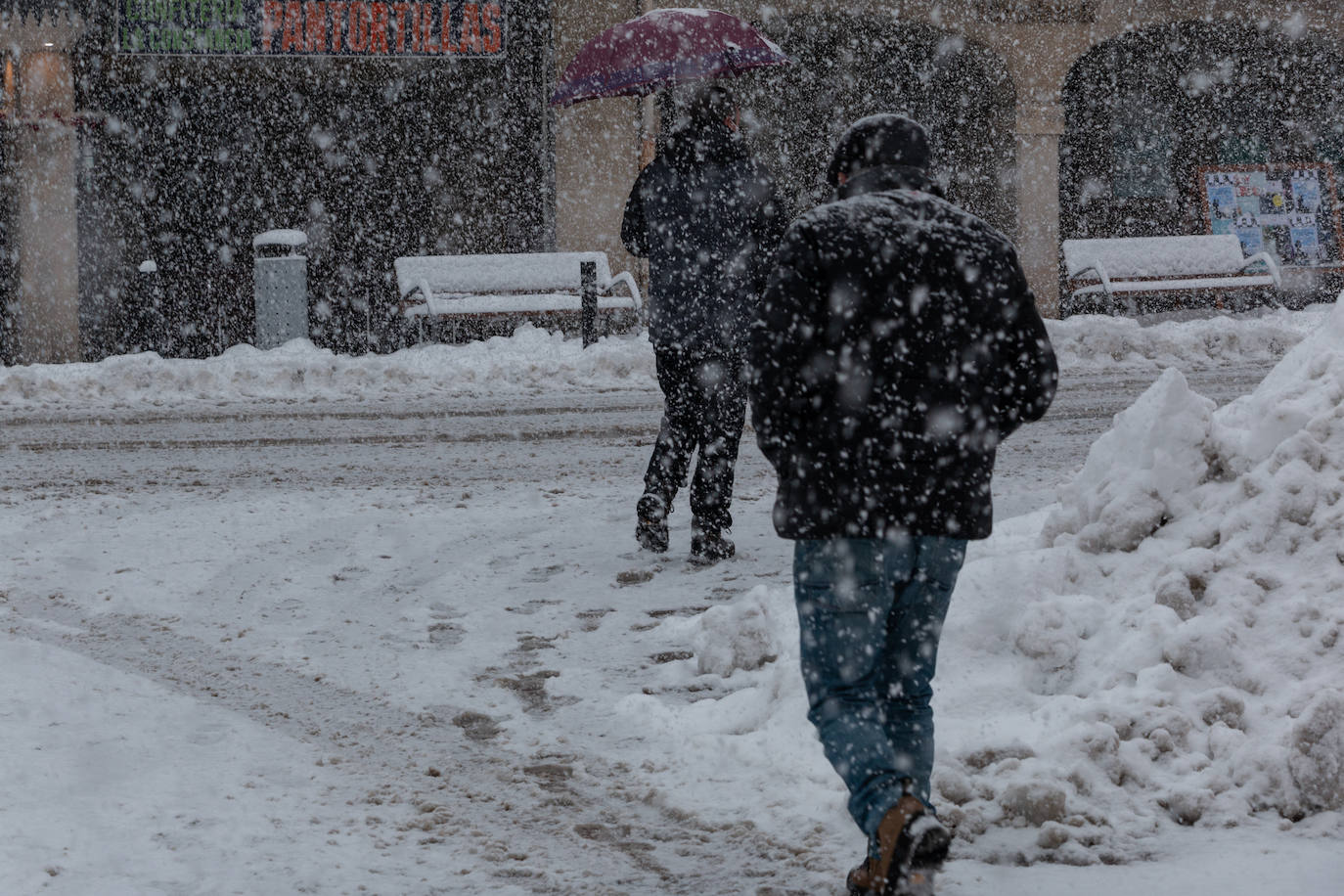 La nieve cae intensamente en la capital campurriana, con una acumulación de cinco centímetros en pocas horas. En algunas calles de Reinosa cubre hasta la rodilla.