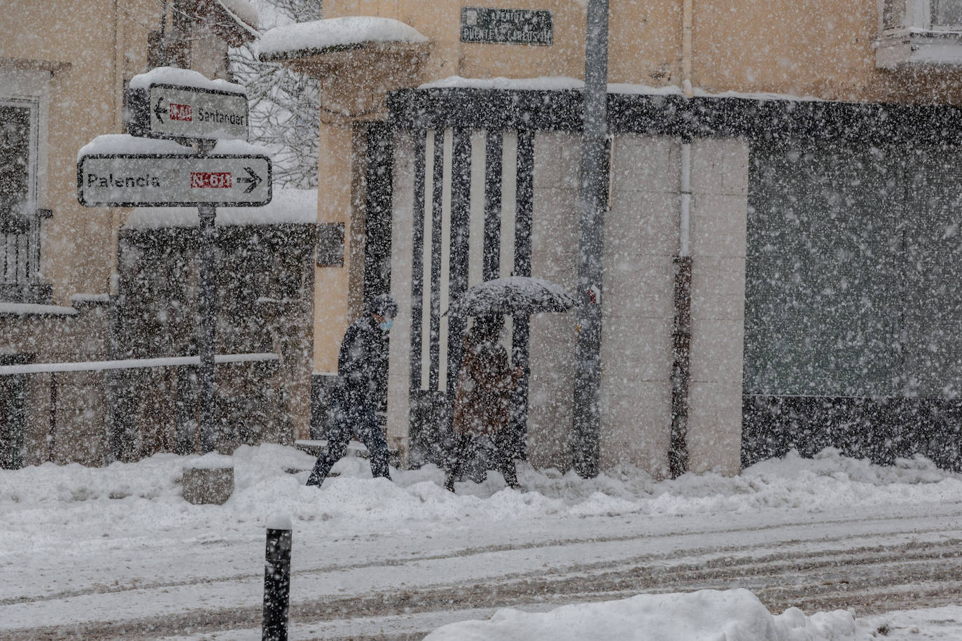 La nieve cae intensamente en la capital campurriana, con una acumulación de cinco centímetros en pocas horas. En algunas calles de Reinosa cubre hasta la rodilla.