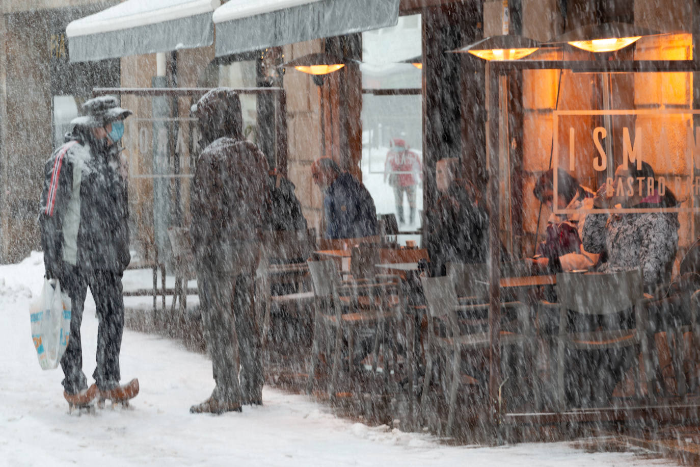 La nieve cae intensamente en la capital campurriana, con una acumulación de cinco centímetros en pocas horas. En algunas calles de Reinosa cubre hasta la rodilla.