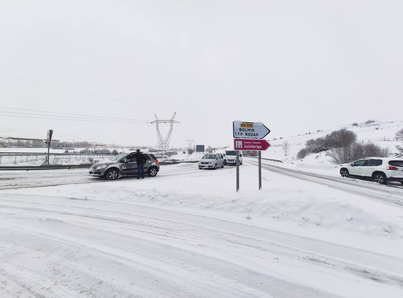 La nieve cae intensamente en la capital campurriana, con una acumulación de cinco centímetros en pocas horas. En algunas calles de Reinosa cubre hasta la rodilla. En la autovía, la situación se complica a medida que avanza la jornada, como muestran las imágenes de la A-67 a su paso por Campoo de Enmedio y Reinosa.