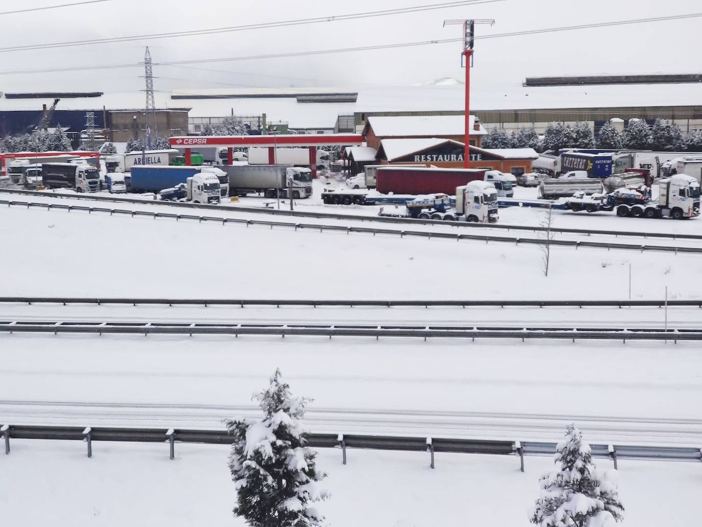 La nieve cae intensamente en la capital campurriana, con una acumulación de cinco centímetros en pocas horas. En algunas calles de Reinosa cubre hasta la rodilla. En la autovía, la situación se complica a medida que avanza la jornada, como muestran las imágenes de la A-67 a su paso por Campoo de Enmedio y Reinosa.