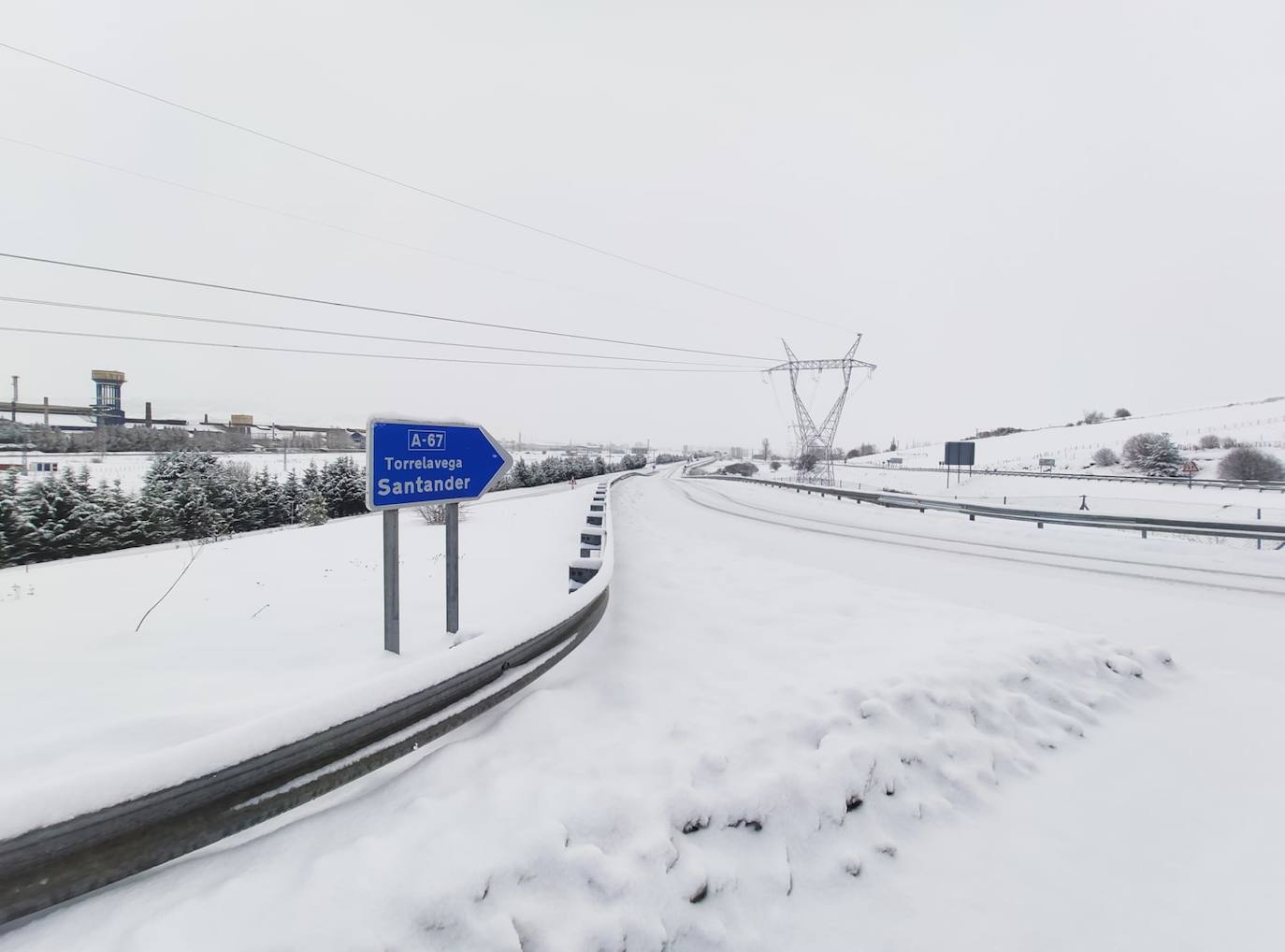 La nieve cae intensamente en la capital campurriana, con una acumulación de cinco centímetros en pocas horas. En algunas calles de Reinosa cubre hasta la rodilla. En la autovía, la situación se complica a medida que avanza la jornada, como muestran las imágenes de la A-67 a su paso por Campoo de Enmedio y Reinosa.