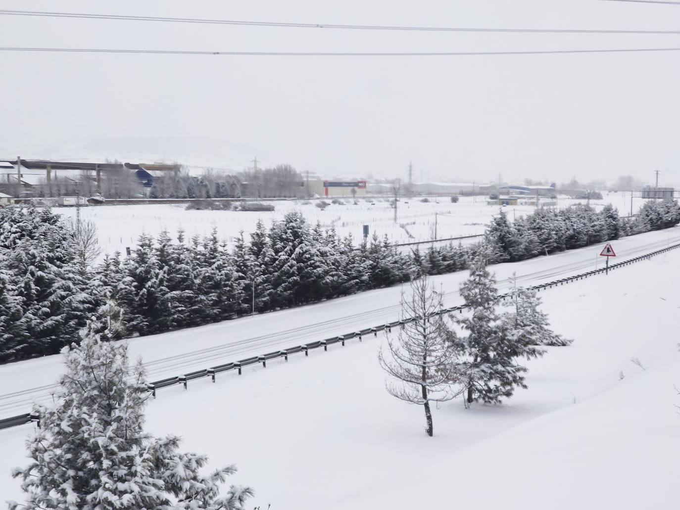 La nieve cae intensamente en la capital campurriana, con una acumulación de cinco centímetros en pocas horas. En algunas calles de Reinosa cubre hasta la rodilla. En la autovía, la situación se complica a medida que avanza la jornada, como muestran las imágenes de la A-67 a su paso por Campoo de Enmedio y Reinosa.