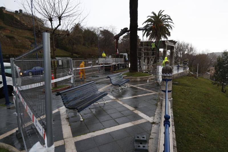 Operarios del Ayuntamiento de Santander han comenzado este martes a trabajar en la parte superior del talud de Reina Victoria, desde donde realizarán las actuaciones para rehabilitar el terreno que se ha desprendido sobre la playa de Los Peligros.