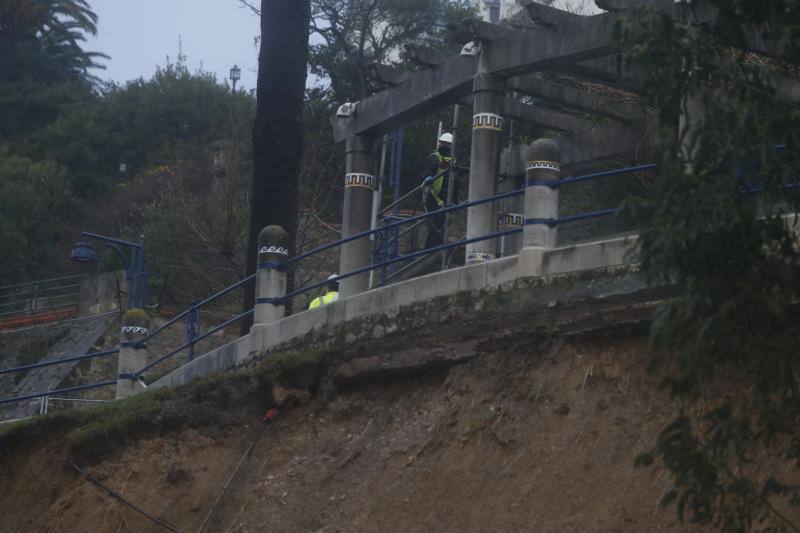 Operarios del Ayuntamiento de Santander han comenzado este martes a trabajar en la parte superior del talud de Reina Victoria, desde donde realizarán las actuaciones para rehabilitar el terreno que se ha desprendido sobre la playa de Los Peligros.