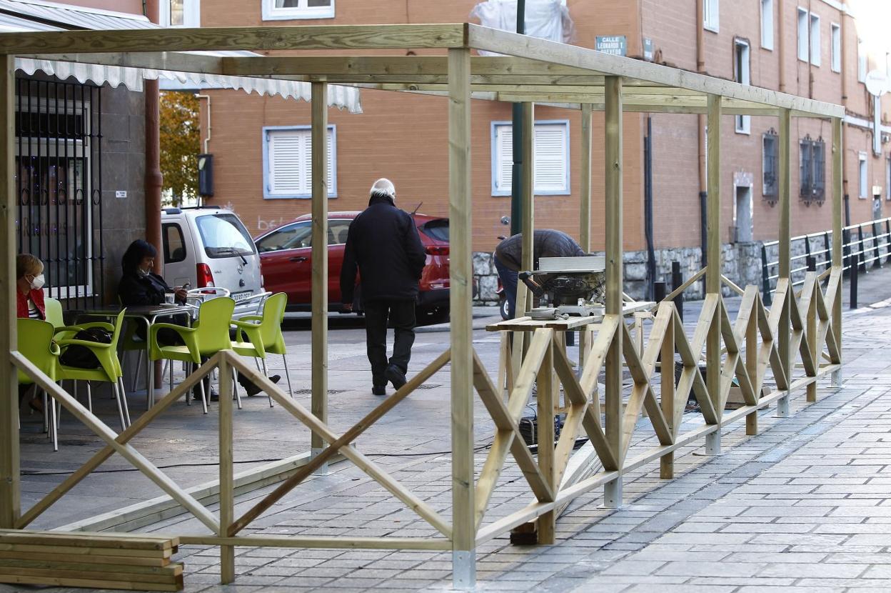 Terraza desmontable instalada en un bar del barrio La Inmobiliaria.