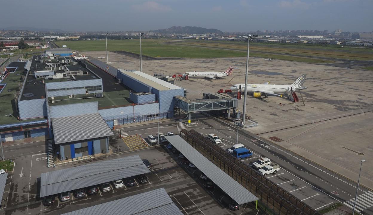 Un avión de Volotea y otro de Vueling, en las instalaciones del aeropuerto Seve Ballesteros. 