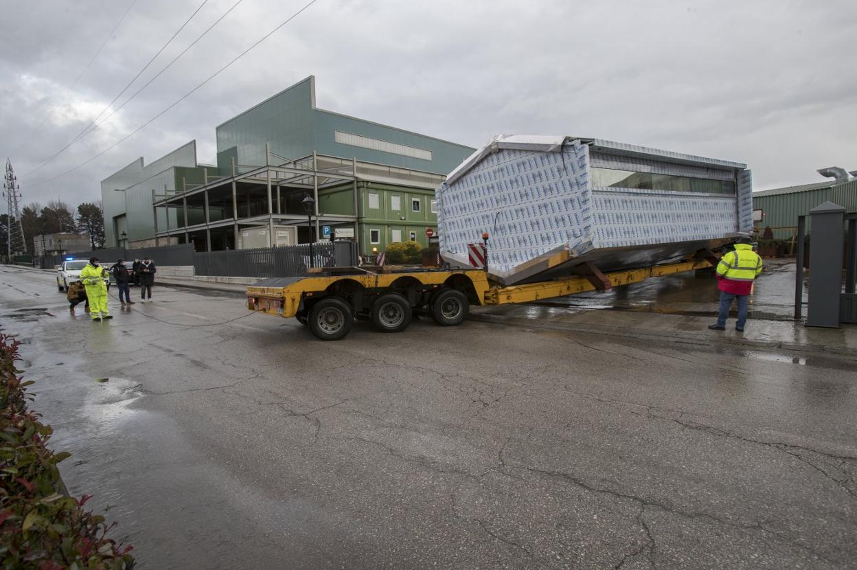 Momento de la salida ayer del prototitpo 'Cyberhut' de las instalaciones de Degima (Camargo) rumbo al recinto que Astroland posee en el Pctcan. 