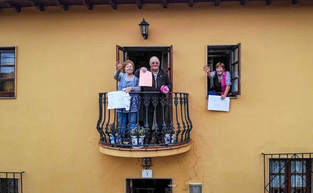 Antonio muestra un folio que espera pinta con su nieta junto al estuche de pinturas 