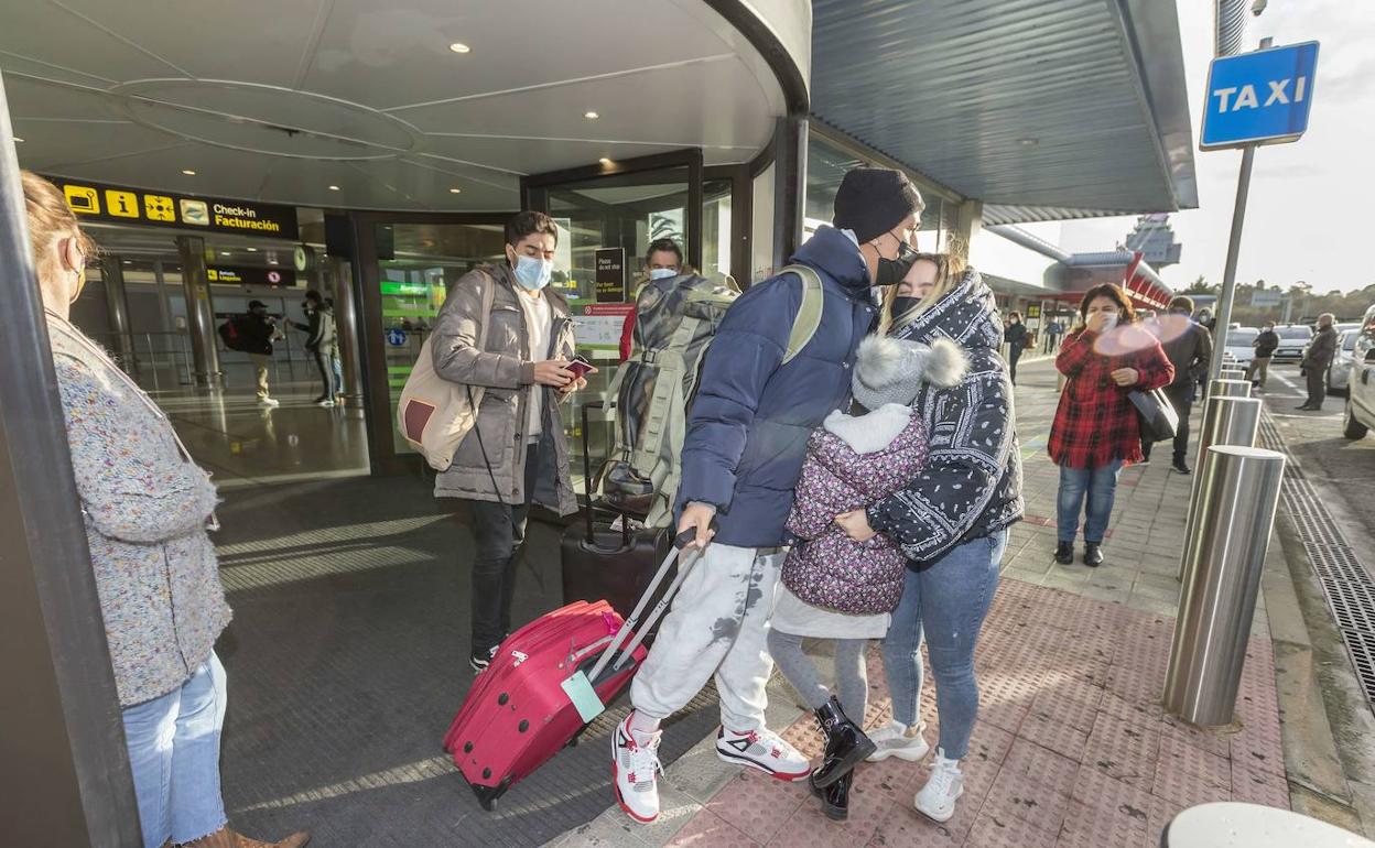 Llegada de pasajeros en un vuelo procedente de Londres en los días previos a la Navidad.