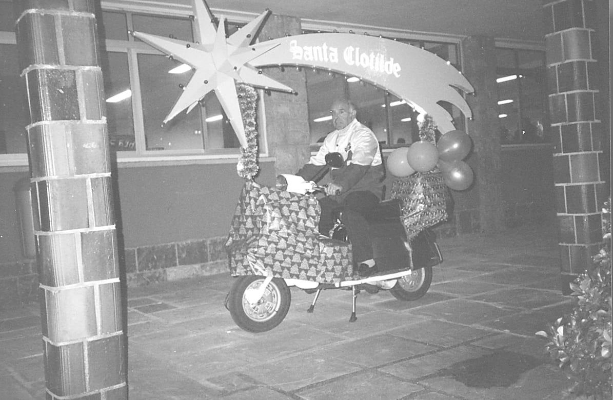 1995. SANTANDER. Liquis Callejo, miembro de la Comisión de la Cabalgata, con la estrella de Navidad, obra suya.