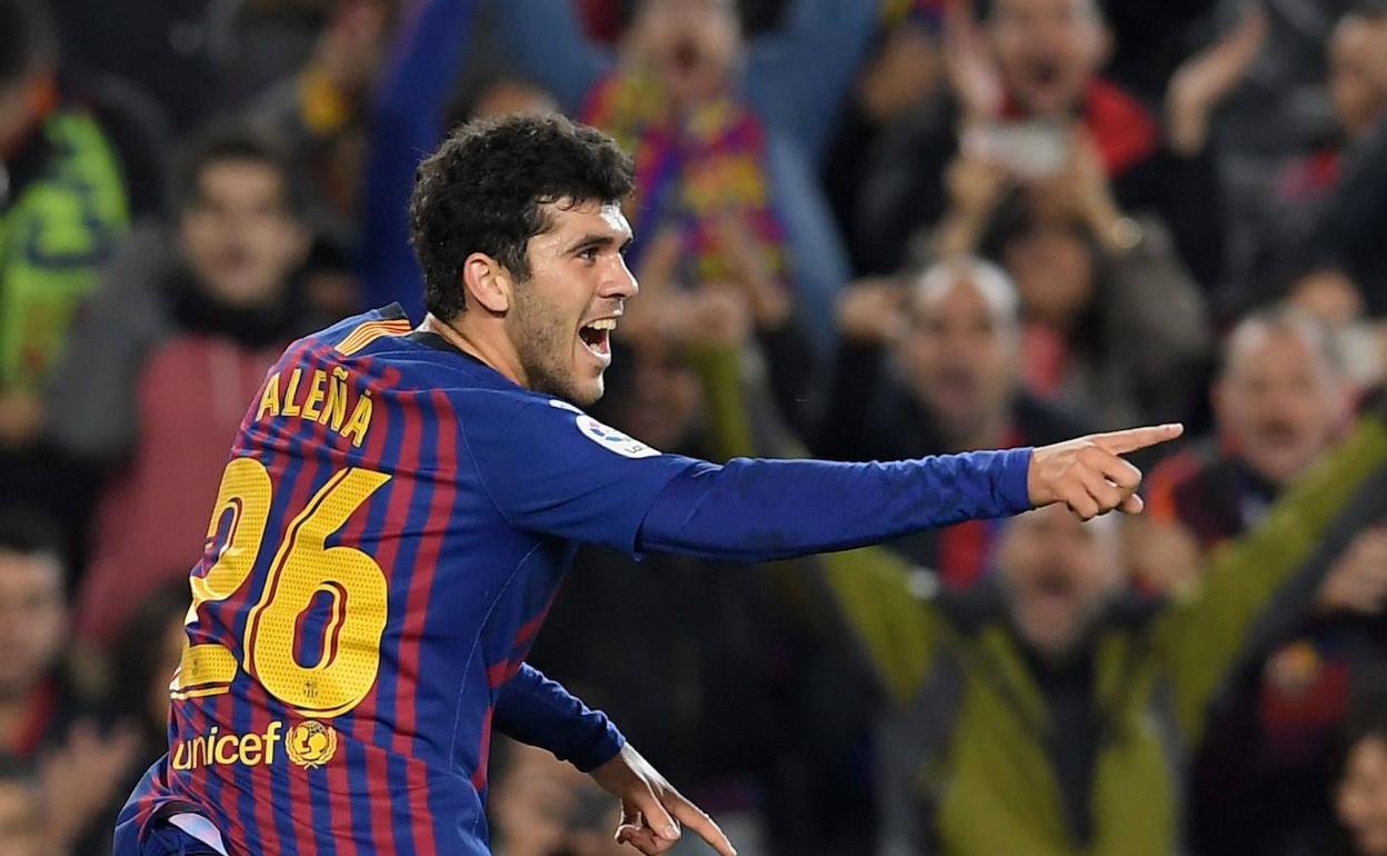 Aleñá celebra un gol con la camiseta del Barça. 