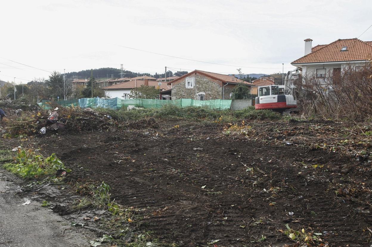 Un operario procede a la limpieza de la finca con una máquina excavadora.