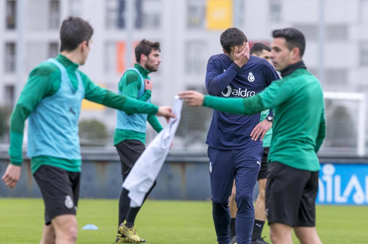 Aritz Solabarrieta se lleva la mano a la cara durante una sesión de entrenamiento. 