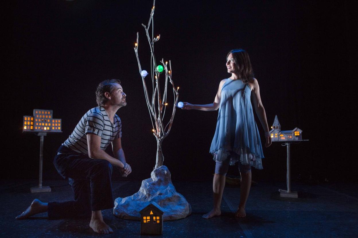 Una escena del montaje teatral 'Grillos y luciérnigas', para público familiar. 