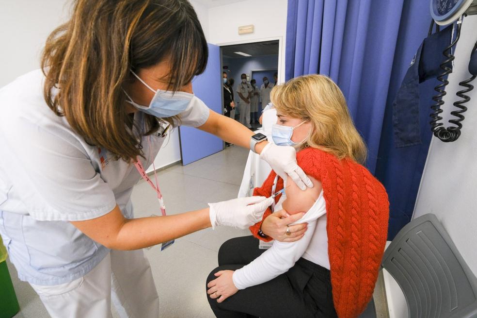 Valdecilla inyecta la primera dosis a mil trabajadores en un solo día