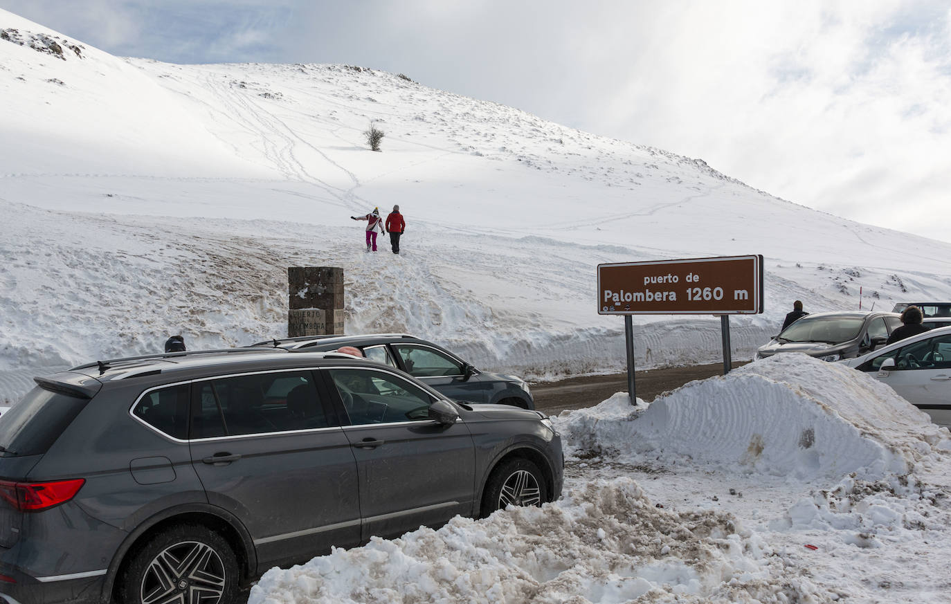 Mayores y niños han disfrutado este viernes de la intensa nevada caía den Palombera 