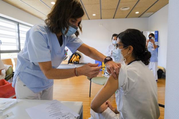 Colectivos sanitarios piden «más coordinación» tras el cese de Navas