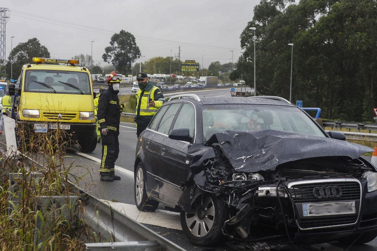 Coche accidentado en la A-67, a la altura de Cartes. sane