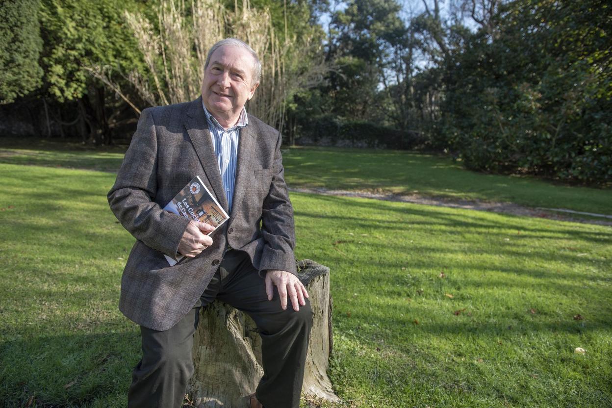 Pedro Arce, este viernes, con un ejemplar de su libro. 