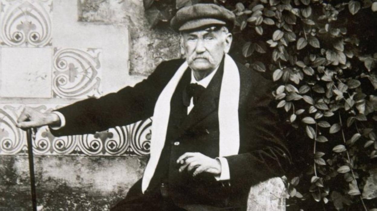 Imagen histórica del escritor Benito Pérez Galdós en el jardín de San Quintín, en Santander. 