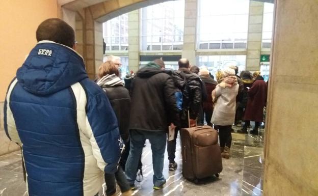 Imagen principal - La cancelación de los trenes y aviones con Madrid deja tirados a decenas de pasajeros en Cantabria