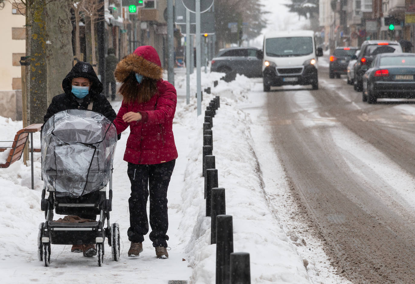 A primera hora de la mañana de este sábado ha vuelto a nevar en Reinosa, cubriendo de nuevo el suelo en aquellas zonas en las que no hay circulación de coches y personas. Cada vez nieva con más intensidad aunque los copos son pequeños y sigue haciendo bastante frío. Lo peor está llegando esta tarde