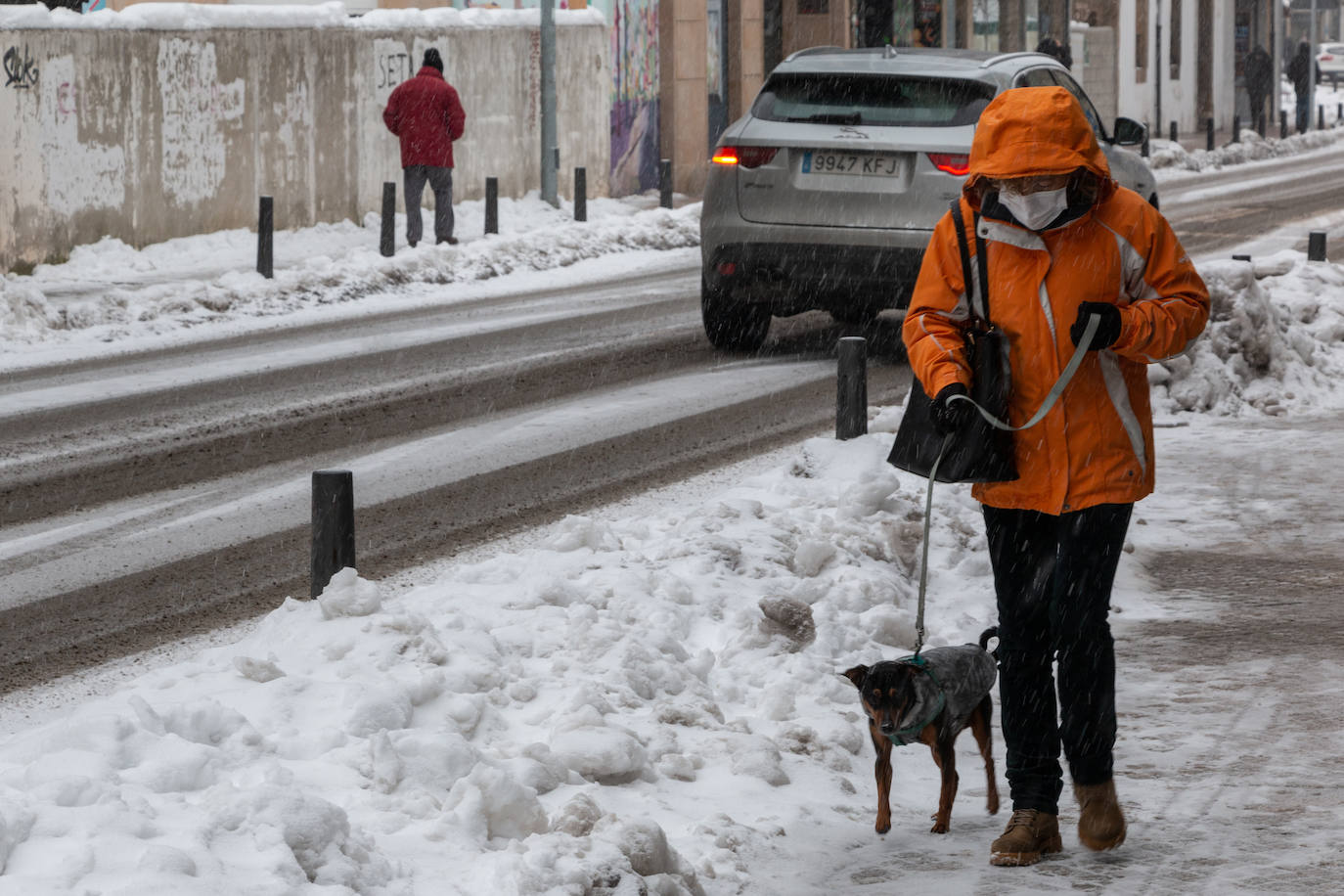 A primera hora de la mañana de este sábado ha vuelto a nevar en Reinosa, cubriendo de nuevo el suelo en aquellas zonas en las que no hay circulación de coches y personas. Cada vez nieva con más intensidad aunque los copos son pequeños y sigue haciendo bastante frío. Lo peor está llegando esta tarde