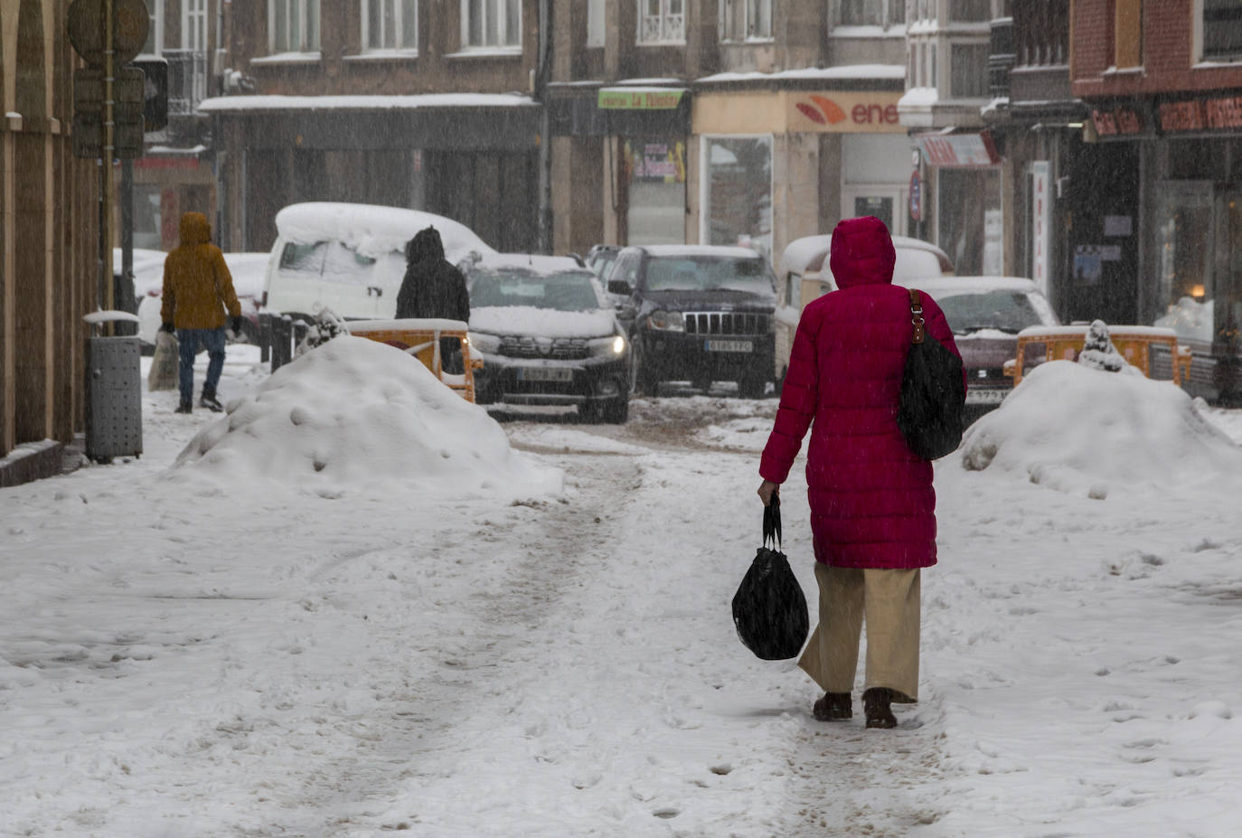 A primera hora de la mañana de este sábado ha vuelto a nevar en Reinosa, cubriendo de nuevo el suelo en aquellas zonas en las que no hay circulación de coches y personas. Cada vez nieva con más intensidad aunque los copos son pequeños y sigue haciendo bastante frío. Lo peor está llegando esta tarde