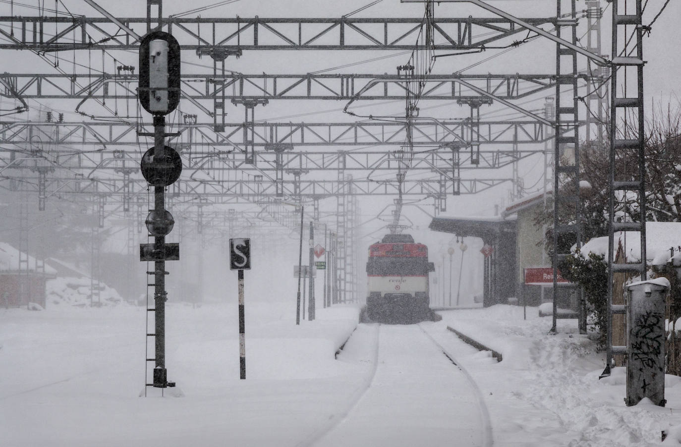 A primera hora de la mañana de este sábado ha vuelto a nevar en Reinosa, cubriendo de nuevo el suelo en aquellas zonas en las que no hay circulación de coches y personas. Cada vez nieva con más intensidad aunque los copos son pequeños y sigue haciendo bastante frío. Lo peor está llegando esta tarde