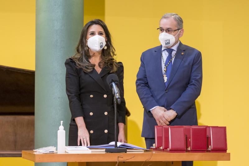 Ángel Pazos ha tomado posesión este sábado como rector de la Universidad de Cantabria (UC), tras su reelección en el cargo del pasado diciembre. En la ceremonia académica, celebrada en el salón de actos de la Facultad de Ciencias Económicas, Empresariales y Derecho, han asumido también sus cargos el resto de miembros del equipo de Gobierno. Han intervenido en el acto el presidente del Gobierno de Cantabria, Miguel Ángel Revilla; el vicepresidente y consejero de Universidades, Igualdad, Cultura y Deporte, Pablo Zuloaga, y la consejera de Presidencia, Interior, Justicia y Acción Exterior, Paula Fernández, y han asistido únicamente los equipos rectorales entrantes y salientes y el personal de asistencia técnica. 