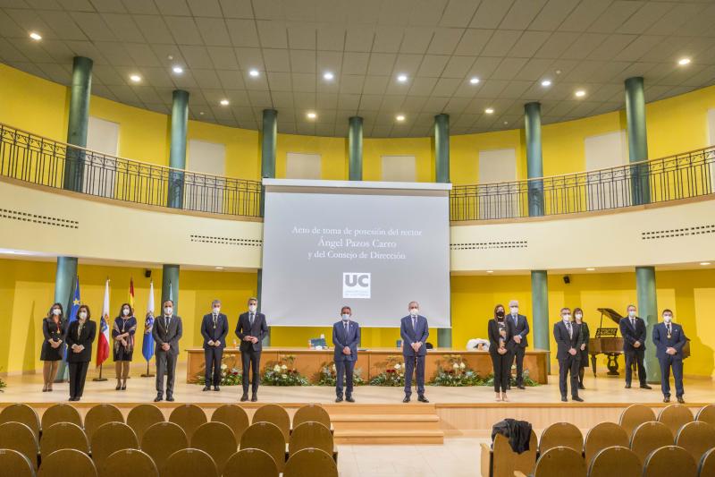 Ángel Pazos ha tomado posesión este sábado como rector de la Universidad de Cantabria (UC), tras su reelección en el cargo del pasado diciembre. En la ceremonia académica, celebrada en el salón de actos de la Facultad de Ciencias Económicas, Empresariales y Derecho, han asumido también sus cargos el resto de miembros del equipo de Gobierno. Han intervenido en el acto el presidente del Gobierno de Cantabria, Miguel Ángel Revilla; el vicepresidente y consejero de Universidades, Igualdad, Cultura y Deporte, Pablo Zuloaga, y la consejera de Presidencia, Interior, Justicia y Acción Exterior, Paula Fernández, y han asistido únicamente los equipos rectorales entrantes y salientes y el personal de asistencia técnica. 