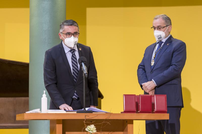 Ángel Pazos ha tomado posesión este sábado como rector de la Universidad de Cantabria (UC), tras su reelección en el cargo del pasado diciembre. En la ceremonia académica, celebrada en el salón de actos de la Facultad de Ciencias Económicas, Empresariales y Derecho, han asumido también sus cargos el resto de miembros del equipo de Gobierno. Han intervenido en el acto el presidente del Gobierno de Cantabria, Miguel Ángel Revilla; el vicepresidente y consejero de Universidades, Igualdad, Cultura y Deporte, Pablo Zuloaga, y la consejera de Presidencia, Interior, Justicia y Acción Exterior, Paula Fernández, y han asistido únicamente los equipos rectorales entrantes y salientes y el personal de asistencia técnica. 