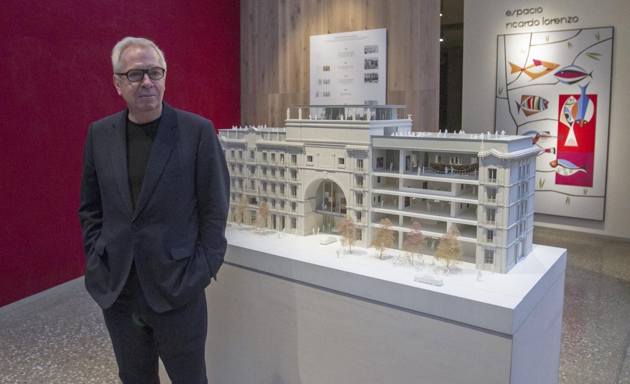 El arquitecto británico David Chipperfield, artífice del proyecto de rehabilitación, junto a una maqueta diseccionada del edificio. 