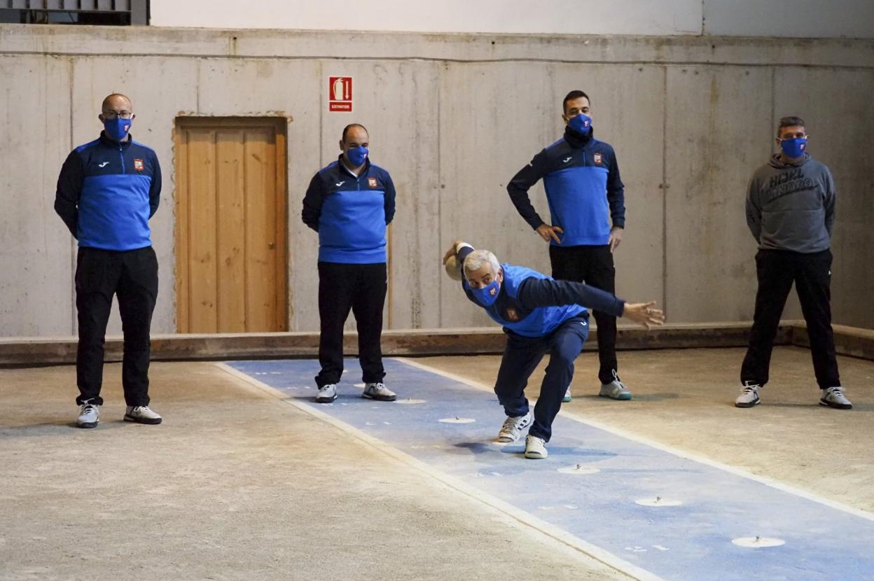 Alfonso González, en el tiro con José Díaz, Héctor Salmón y Nacho Migoya al fondo. 